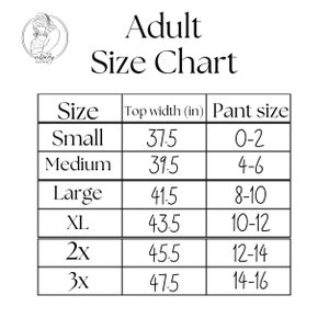 Puede incluir: Tabla de tallas para adultos con medidas para tops y pantalones. La tabla muestra tallas desde Small hasta 3X con el ancho de la parte superior correspondiente en pulgadas y la talla del pantal&oacute;n.