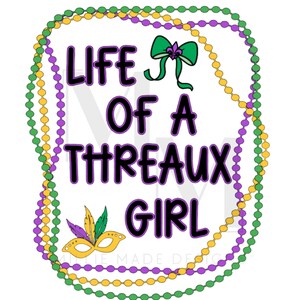 Può includere: Grafica bianca con la scritta "LIFE OF A THREAUX GIRL" in viola, circondata da perline verdi, gialle e viola. Sono presenti anche un fiocco verde e una maschera dorata con piume.