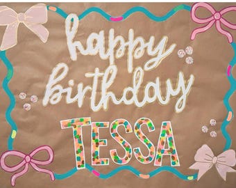 Banner de cumpleaños con lazo pintado a mano / Nombre personalizable