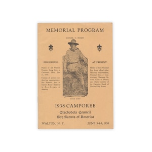 Peut inclure: Un programme vintage beige et blanc pour un Camporee des Boy Scouts of America de 1938. Le programme présente une photo en noir et blanc de Daniel C. Beard, un pionnier des Boy Scouts of America. Le texte indique "Memorial Program, Daniel C. Beard, 1938 Camporee, Otschodela Council, Boy Scouts of America, Walton, N.Y., June 3-4-5, 1938."
