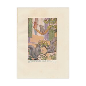 Può includere: Un'illustrazione di una donna che guarda fuori da una finestra tre scoiattoli che giocano su un albero. Il testo recita "Questa è la stagione per noi per toccare la linfa dagli aceri, e tu stai passando il tuo tempo a dondolare in un'amaca."