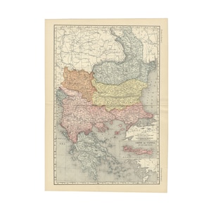 Op de afbeelding: Een vintage kaart van Oost-Europa en het Balkan-schiereiland, met de grenzen van landen zoals Roemenië, Bulgarije, Servië, Griekenland en Turkije. De kaart is in zwart-wit gedrukt met gekleurde randen voor elk land.