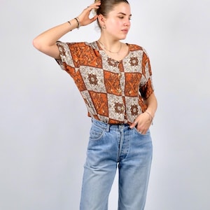 Könnte beinhalten: Rustikales Holzschild mit dem Text "Welcome to our home" in handschriftlichem Stil. Das Schild hat eine Used-Optik und ein schlichtes, einladendes Design, ideal für die Eingangsbereichsdekoration.