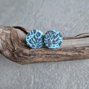 Oorbellen van polymeerklei, oorstekers, blauwe oorstekers, zomeroorbellen, monstera-oorbellen, ronde blauwe oorstekers, blauwe monstera-oorbellen