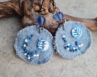Denim Ohrringe, Statement Ohrringe, upcycled Denim Ohrringe, Stoffohrringe, Kunstohrringe, handgenähte Ohrringe, hellblaue Jeansohrringe