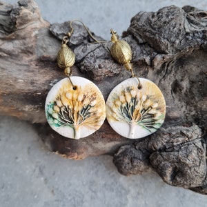 Polymeer klei oorbellen, handgemaakte oorbellen, zomer oorbellen, witte en rode oorbellen, witte bloemen, cadeau voor haar, kunst oorbellen afbeelding 3