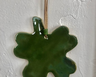 Decoração de parede irlandesa em grés verde para o Dia de São Patrício.