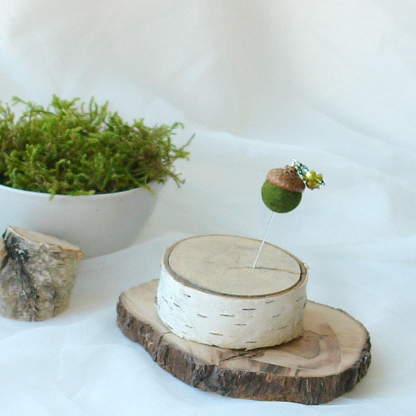Acorn pin, Felt moss green acorn brooch, boutonniere, natural real acorn cap, groom pin, autumn woodland wedding accessory
