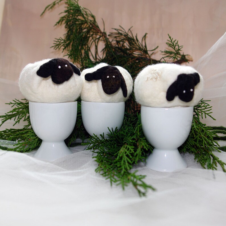 Chauffe-oeufs, mouton moelleux, oeuf feutré confortable, agneaux blancs visages noirs, décoration de table, décoration d'intérieur, chauffe-oeufs de Pâques image 5