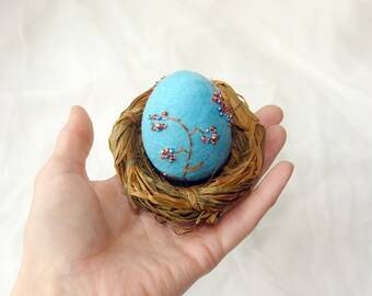 Easter egg in the nest, hand felted Easter decoration, Turquoise and brown, table decoration, Best wishes from Europe