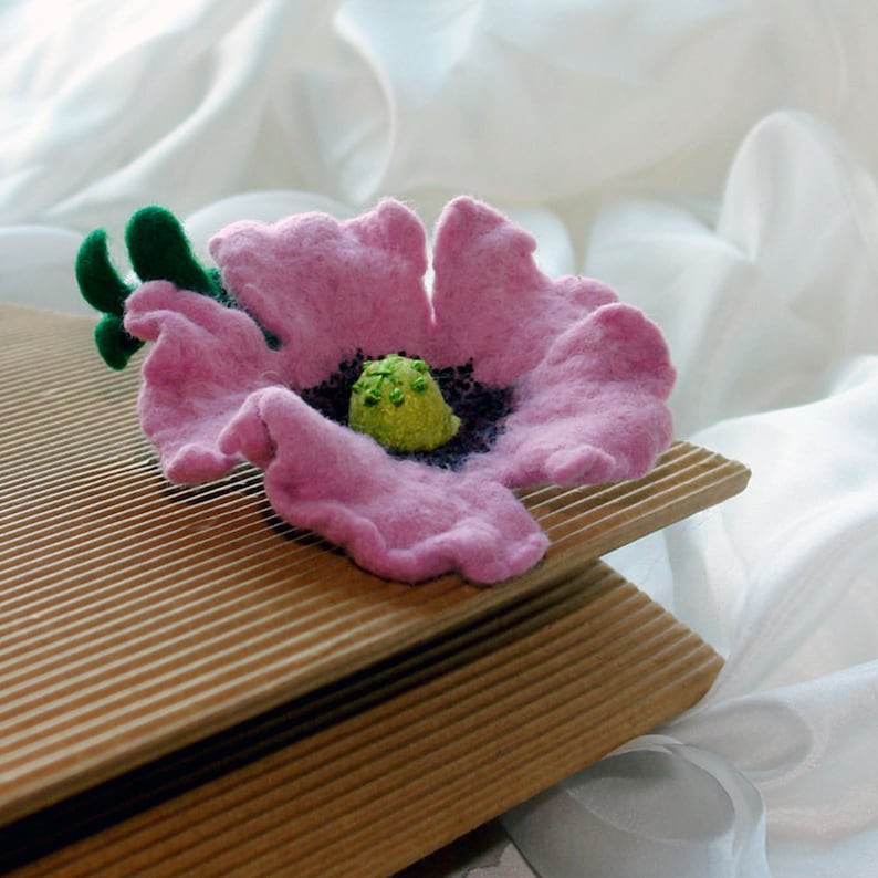 Poppy Flower Brooch Wild poppy sing, Felted Purple Poppy Brooch, Flower Pin, Lilac Poppy image 1