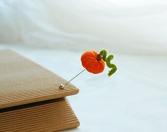 Felt pumpkin pin- Pumpkins party, hand felted brooch, pumpkin brooch, felt boutonniere, orange green, Halloween gift idea