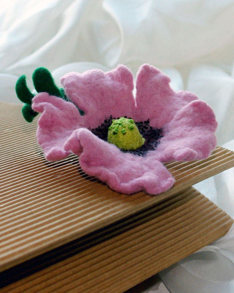 Poppy Flower Brooch Wild poppy sing, Felted Purple Poppy Brooch, Flower Pin, Lilac Poppy image 6