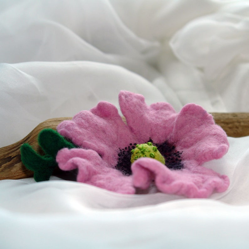 Poppy Flower Brooch Wild poppy sing, Felted Purple Poppy Brooch, Flower Pin, Lilac Poppy image 3