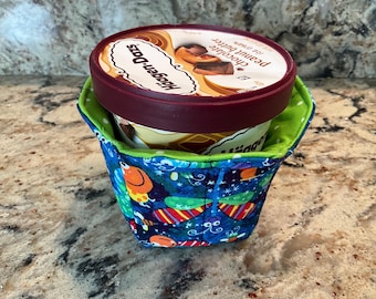 Bugs Print Pint Ice Cream Cozy Holder, Reversible Insulated Cup Sleeve