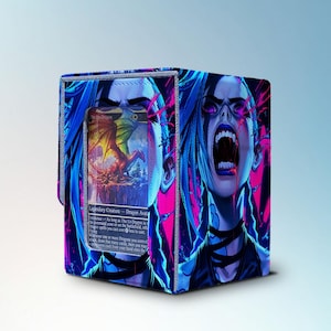 Könnte beinhalten: Eine Kartenaufbewahrungsbox mit einer lebendigen Illustration im Neon-Stil. Das Design zeigt eine schreiende Frau mit blauen Haaren und eine Karte mit einem Drachen. Die Box ist hauptsächlich blau und rosa, mit einem schwarzen Riemen.