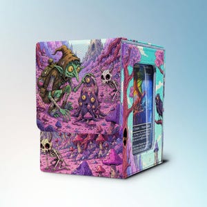 Peut inclure: Une boîte à cartes rectangulaire ornée d'une illustration fantastique vibrante représentant un gobelin vert, un squelette et des champignons violets dans un paysage. Le panneau latéral comporte une fenêtre transparente montrant une carte.