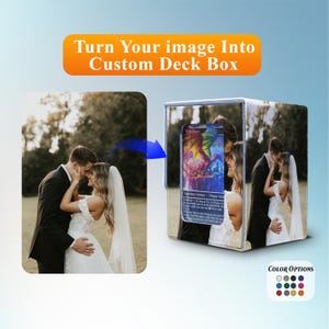 Può includere: Un portamazzo personalizzato con una foto di matrimonio. La scatola presenta una foto di una coppia che si abbraccia sul davanti e sul retro. Il testo "Turn Your image Into Custom Deck Box" è in alto. Le opzioni di colore sono mostrate in basso.