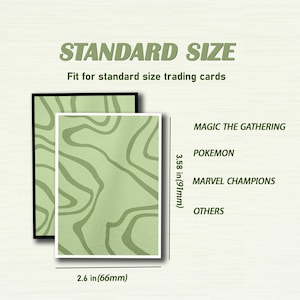 Op de afbeelding: Een kaart met een abstract ontwerp in groen en wit dat past bij standaardformaat trading cards, zoals Magic the Gathering, Pokemon, Marvel Champions en andere. De kaart meet 66 mm bij 91 mm.