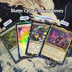 以下が含まれることがあります： トレーディングカード用のマットクリアアウタースリーブ。画像には、"Big Star"、"Rainbow"、"Broken Glass Gemstone"、"Little Star"とラベル付けされたホログラフィックデザインの4枚のカードが表示されています。カードには、"Pawpatch Recruit"などのファンタジーアートとテキストが使用されています。