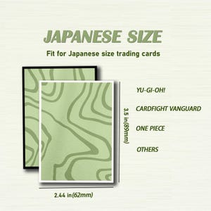 Op de afbeelding: Een kaart met een abstract ontwerp in groen en wit met de tekst "JAPANESE SIZE" en "Fit for Japanese size trading cards". De kaart meet 62 mm bij 89 mm. De tekst "YU-GI-OH!", "CARDFIGHT VANGUARD", "ONE PIECE" en "OTHERS" staat rechts op de kaart.