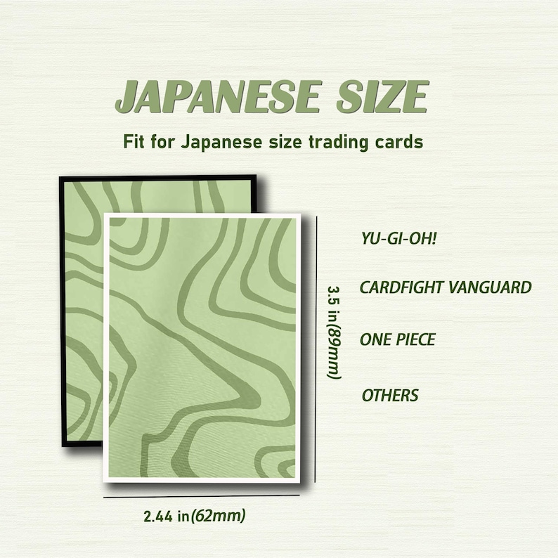 Op de afbeelding: Een kaart met een abstract ontwerp in groen en wit met de tekst "JAPANESE SIZE" en "Fit for Japanese size trading cards". De kaart meet 62 mm bij 89 mm. De tekst "YU-GI-OH!", "CARDFIGHT VANGUARD", "ONE PIECE" en "OTHERS" staat rechts op de kaart.