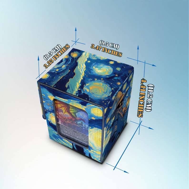 Puede incluir: Caja de almacenamiento de cartas en forma de cubo con un dise&ntilde;o de noche estrellada en azul, amarillo y blanco. La caja mide 8,5 cm de ancho, 9,5 cm de largo y 11,2 cm de alto. Una carta es visible a trav&eacute;s de una ventana.