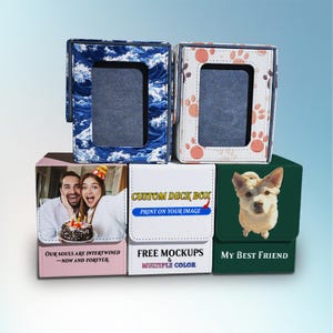 Op de afbeelding: Een verzameling aangepaste deckboxen met diverse ontwerpen. Sommige dozen tonen golfpatronen, pootafdrukken en foto's. Tekst op de dozen omvat "CUSTOM DECK BOX," "PRINT ON YOUR IMAGE," "OUR SOULS ARE INTERTWINED - NOW AND FOREVER," "FREE MOCKUPS & MULTIPLE COLOR," en "MY BEST FRIEND."
