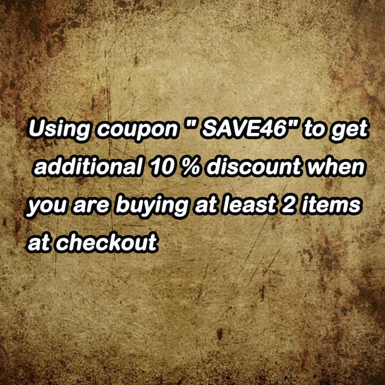 Op de afbeelding: Tekst op een bruine achtergrond die luidt: "Gebruik coupon "SAVE46" om extra 10% korting te krijgen wanneer je minstens 2 artikelen bij de kassa koopt."