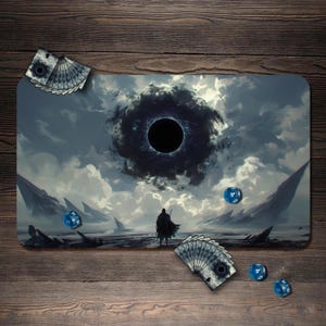 Peut inclure: Tapis de jeu rectangulaire avec un paysage fantastique sombre et un vide noir dans le ciel. Le tapis comprend une figurine, des dés et des jeux de cartes. La palette de couleurs est dominée par des nuances de gris, de bleu et de noir.