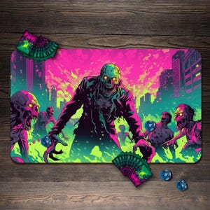 Könnte beinhalten: Eine Spielmatte mit einem Zombie-Apokalypse-Design in Neonfarben. Das Bild zeigt Zombies in einer Stadtkulisse, mit Kartendecks und Würfeln. Das Farbschema ist Pink, Grün und Schwarz.