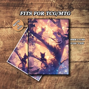 Peut inclure: Une illustration fantastique de trois chats assis sur une branche d'arbre, dans des tons de violet, rose et bleu. L'image mesure 66 mm sur 91 mm et convient aux pochettes de cartes de jeu de collection standard.