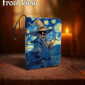 Op de afbeelding: Een blauwe portemonnee met een tovenaarsontwerp geïnspireerd op Van Goghs "Sterrennacht". De tovenaar draagt een hoed en houdt een lantaarn vast. De portemonnee heeft een zwarte band en de woorden "Front View" staan bovenaan.