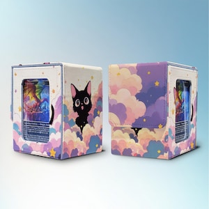 Peut inclure: Deux boîtes de rangement pour cartes avec un design fantaisiste. Les boîtes présentent une illustration de chat noir au milieu de nuages et d'étoiles pastel. Chaque boîte a une fenêtre transparente affichant une carte colorée. Les boîtes sont conçues pour le stockage de cartes à collectionner.