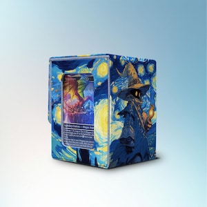 Puede incluir: Una caja azul para barajas de cartas con un dise&ntilde;o de noche estrellada y una ilustraci&oacute;n de mago. La caja tiene una ventana transparente que muestra una carta con una ilustraci&oacute;n de drag&oacute;n. Dise&ntilde;ada para guardar cartas coleccionables.