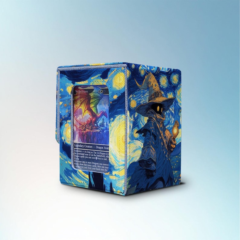 Puede incluir: Una caja azul para barajas de cartas con un dise&ntilde;o de noche estrellada y una ilustraci&oacute;n de mago. La caja tiene una ventana transparente que muestra una carta con una ilustraci&oacute;n de drag&oacute;n. Dise&ntilde;ada para guardar cartas coleccionables.