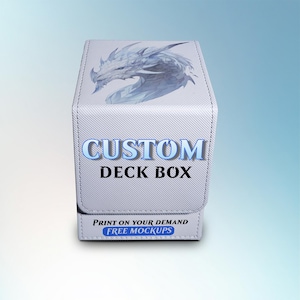 Peut inclure: Boîte de jeu personnalisée blanche avec une illustration de dragon sur le dessus. Le texte "CUSTOM DECK BOX" est affiché sur le devant. Le bas de la boîte porte l'inscription "PRINT ON YOUR DEMAND FREE MOCKUPS".