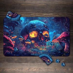 Peut inclure: Tapis de jeu rectangulaire avec une scène fantastique. Il représente un crâne lumineux, des champignons et une forêt mystique dans les tons bleus, violets et oranges. Plusieurs cartes et dés sont également visibles.
