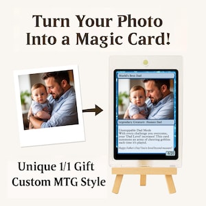 Könnte beinhalten: Das Bild zeigt eine individuelle Karte im Magic: The Gathering (MTG)-Stil mit einem Foto von Vater und Kind. Die Karte wird in einer Schutzhülle auf einer kleinen Holzstaffelei präsentiert. Der Text auf der Karte lautet "World's Best Dad".