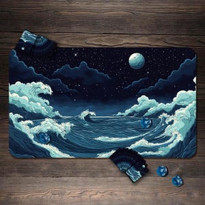 Peut inclure: Un tapis de jeu rectangulaire représentant une scène océanique stylisée avec de grandes vagues, un ciel étoilé et une planète. Comprend un jeu de cartes et plusieurs dés avec des accents bleus et blancs. La palette de couleurs est principalement bleue et blanche.