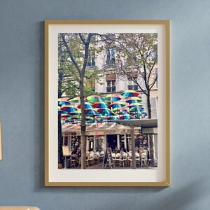 Imprimible con escena de la calle de París con sombrillas de arcoíris, impresión fotográfica de un café callejero de la ciudad de París, póster de viaje a París, Francia, arte mural de París imprimible