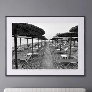 Foto imprimible en blanco y negro de un paseo playero con sombrillas, impresión descargable de una playa mediterránea, arte mural costero de playa oceánica imprimible
