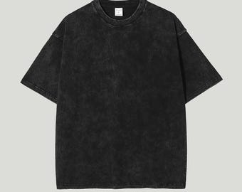 Puede incluir: Camiseta negra de manga corta con cuello redondo. La camiseta tiene un aspecto descolorido y texturizado, lo que le da un aspecto vintage o desgastado. La tela parece ser una mezcla de algodón suave. La camiseta es de estilo básico e informal.