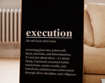 Op de afbeelding: Een zwartgelijste print met het woord "execution" in het wit, samen met de uitspraak en definitie. De definitie benadrukt actie, focus en vastberadenheid. De print wordt binnenshuis weergegeven in de buurt van een raam en een beige bank.