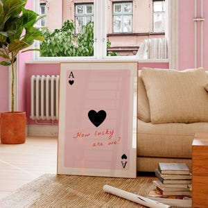 Digitale print Ace of Hearts, retro speelkaartkunst aan de muur, quote how Lucky Are We, preppy esthetische kamerdecoratie voor tienermeisjes, cadeau voor haar
