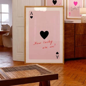 Stampa digitale "Asso di Cuori", carta da gioco retrò, decorazione murale, citazione "Quanto siamo fortunati", arredamento per cameretta in stile preppy per ragazze adolescenti, regalo per lei