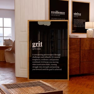 Puede incluir: Tres carteles motivacionales enmarcados con fondos negros y texto blanco. El cartel central dice "grit" con una definición. Los otros dos carteles dicen "resiliencia" y "esforzarse". Los marcos son de color madera clara.
