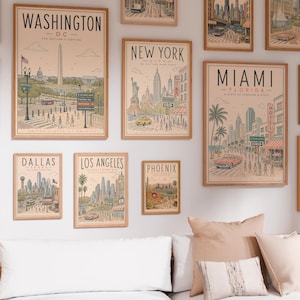 Puede incluir: Una colección de seis pósteres de viaje enmarcados con ilustraciones de Washington DC, Nueva York, Miami, Dallas, Los Ángeles y Phoenix. Cada lámina muestra monumentos icónicos, escenas urbanas y el nombre de la ubicación correspondiente.