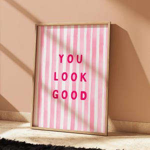 You Look Good Wall Art Print Pink, Minimalistisches Typographie-Poster, Positive Affirmation Dekor, Selbstliebe Geschenk für Badezimmer oder Schlafzimmer Bild 4