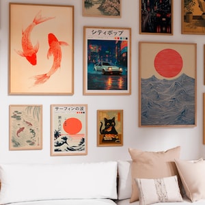 Peut inclure: Un ensemble de cadres muraux présentant plusieurs affiches artistiques. La collection comprend des illustrations de deux carpes koï orange, une scène de voiture city pop, un soleil rouge sur des vagues bleues, un étang, une vague et un chat noir.